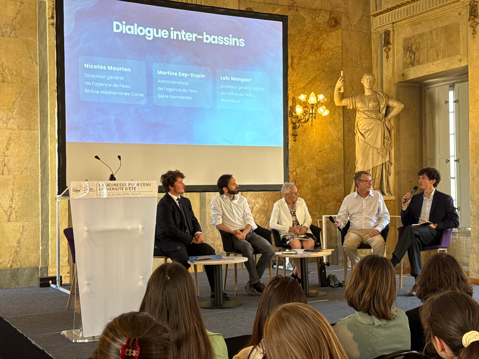 Bénévoles de la JPE en panel public lors d'une conférence sur l'eau